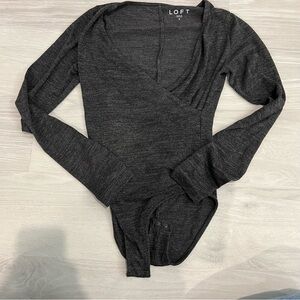 Loft‎ V Neck Long Sleeve Bodysuit in Heather Grey Size Small